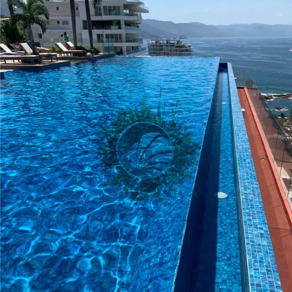 Mosaïque pour piscine phosphorescente illuminant l’eau pendant la nuit