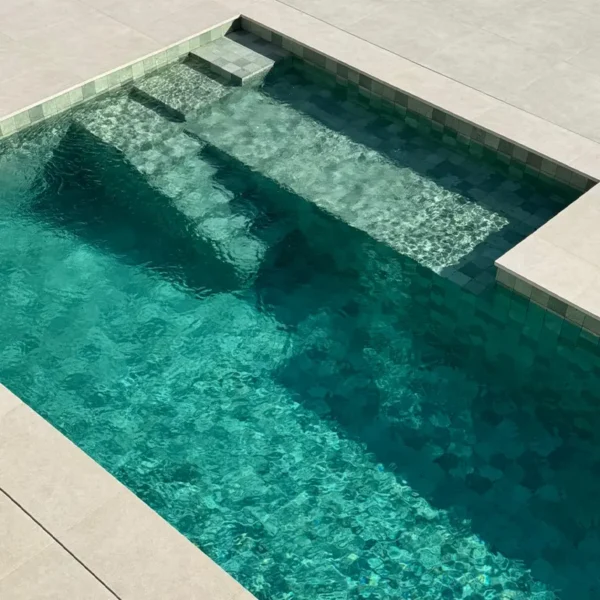 Mosaïques phosphorescentes pour piscine éclairant délicatement les marches la nuit