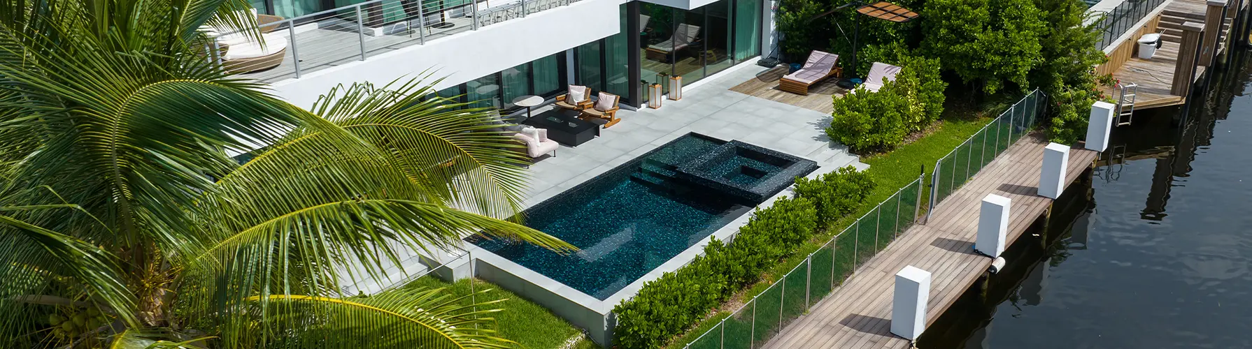 Mosaique verte dans une piscine au pied d’un mur blanc méditerranéen
