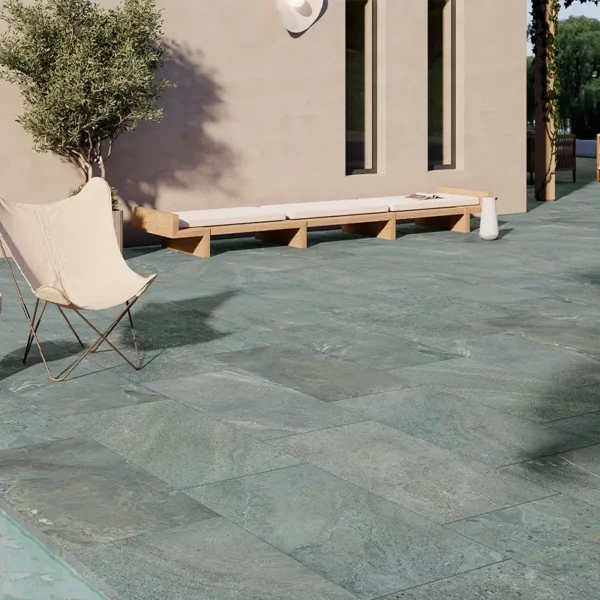 Mosaïque pour piscine phosphorescente illuminant l’eau pendant la nuit