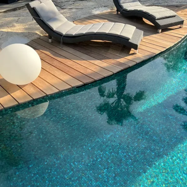 Mosaïques phosphorescentes pour piscine en vert éclatant dans l’eau