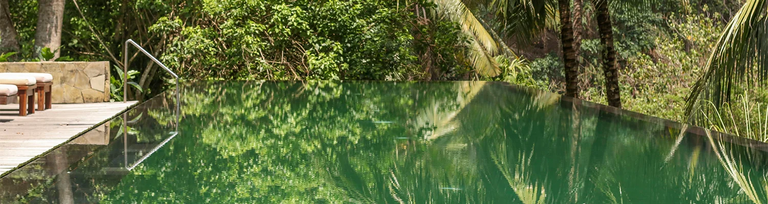 Mosaique verte dans une piscine au pied d’un mur blanc méditerranéen