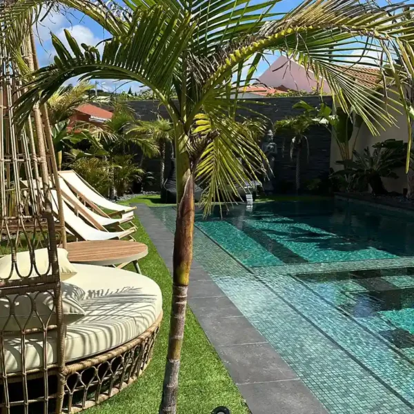 Mosaïques phosphorescentes pour piscine éclairant délicatement les marches la nuit