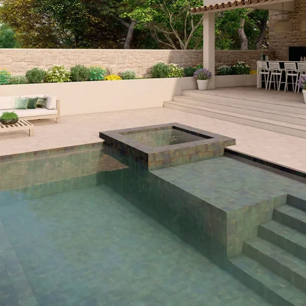 Mosaïque pour piscine phosphorescente illuminant l’eau pendant la nuit