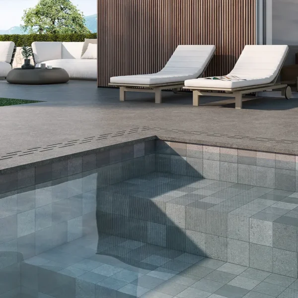 Mosaïques phosphorescentes pour piscine éclairant délicatement les marches la nuit