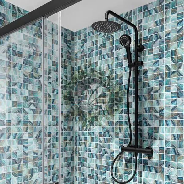 Mosaïques phosphorescentes pour piscine éclairant délicatement les marches la nuit