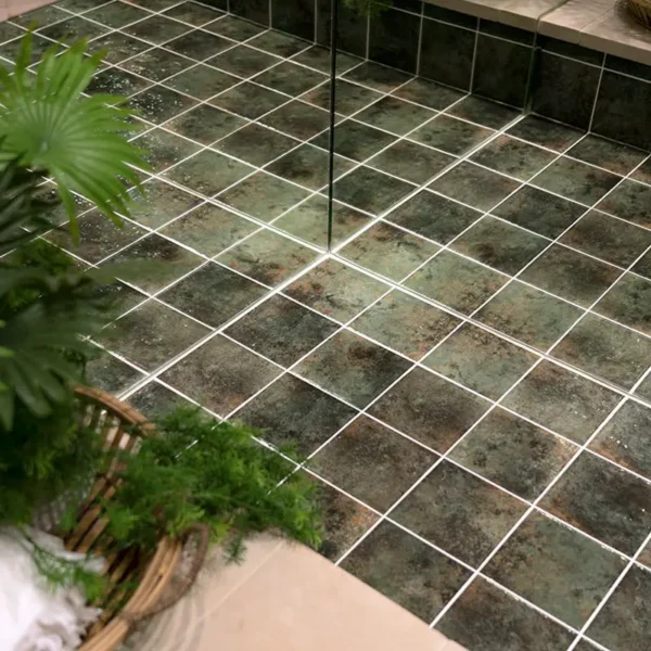 Mosaïques phosphorescentes pour piscine éclairant délicatement les marches la nuit