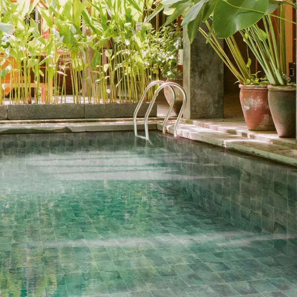 Mosaïques phosphorescentes pour piscine éclairant délicatement les marches la nuit