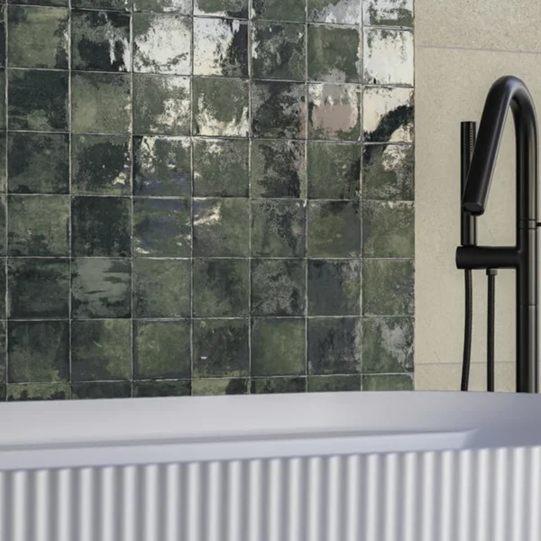 Mosaïque pour piscine phosphorescente illuminant l’eau pendant la nuit