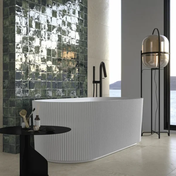 Mosaïque pour piscine phosphorescente illuminant l’eau pendant la nuit