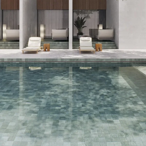 Mosaïque pour piscine phosphorescente illuminant l’eau pendant la nuit