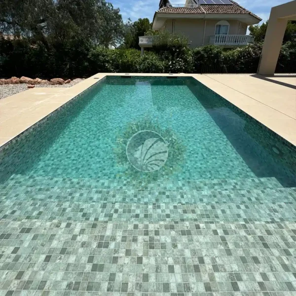Mosaïque pour piscine phosphorescente illuminant l’eau pendant la nuit