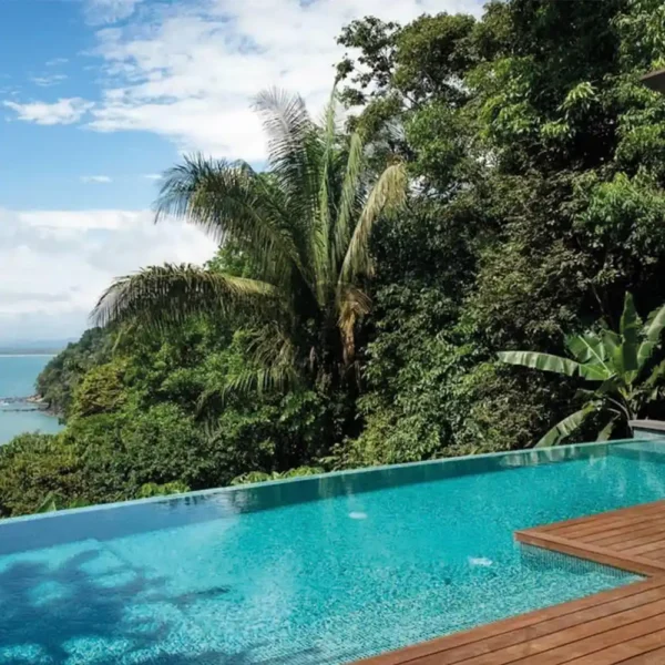 Mosaïques phosphorescentes pour piscine éclairant délicatement les marches la nuit
