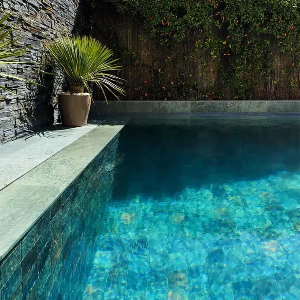 Mosaïque pour piscine phosphorescente illuminant l’eau pendant la nuit