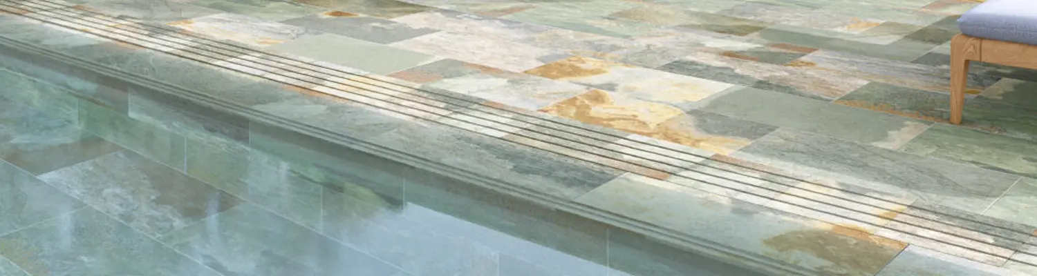 Mosaique verte dans une piscine au pied d’un mur blanc méditerranéen