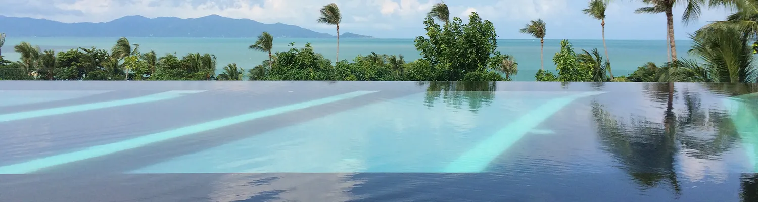 Mosaique verte dans une piscine au pied d’un mur blanc méditerranéen