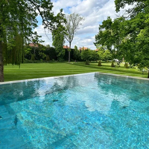 Mosaïque pour piscine phosphorescente illuminant l’eau pendant la nuit