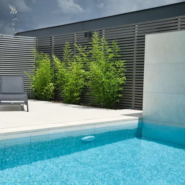 Mosaïques phosphorescentes pour piscine en vert éclatant dans l’eau